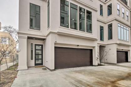 Luxury Townhome - half Mi to Museum District! in Houston