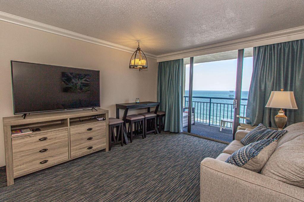 Oceanfront One Bedroom Suite Coral Beach 916 - main image